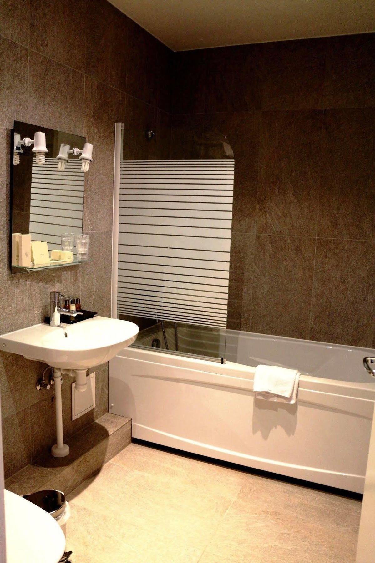 Irin Hotel อองทีบส์ ภายนอก รูปภาพ